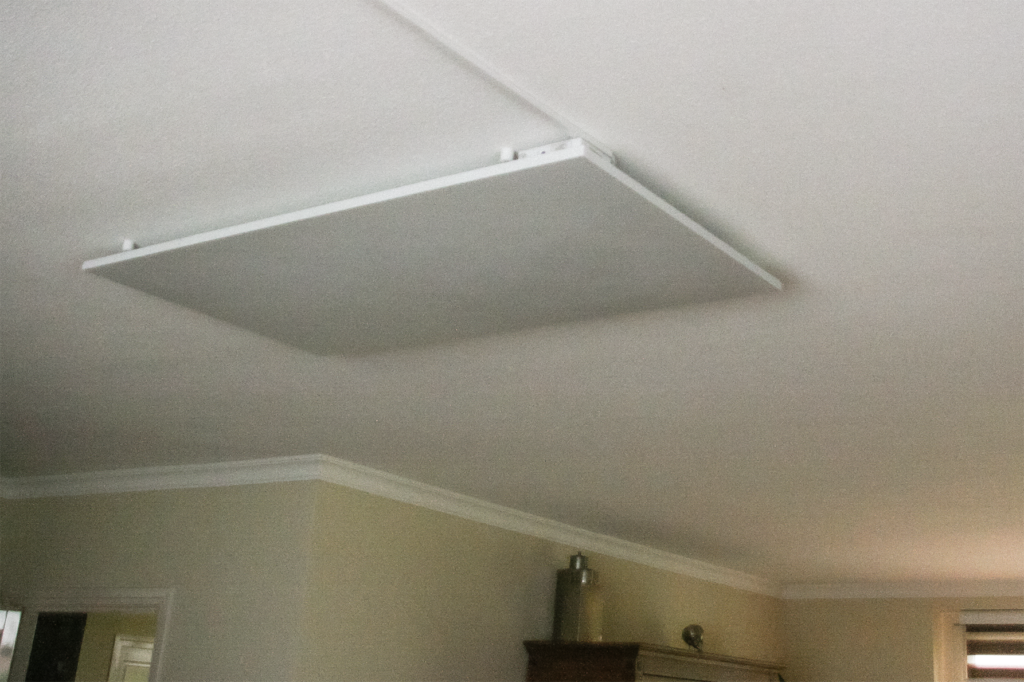 Infrarood paneel in de woonkamer boven de bank aan het plafond