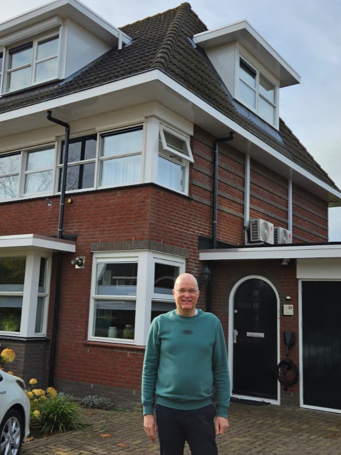 Bewoner-Stefan-bij-zijn-woning-3