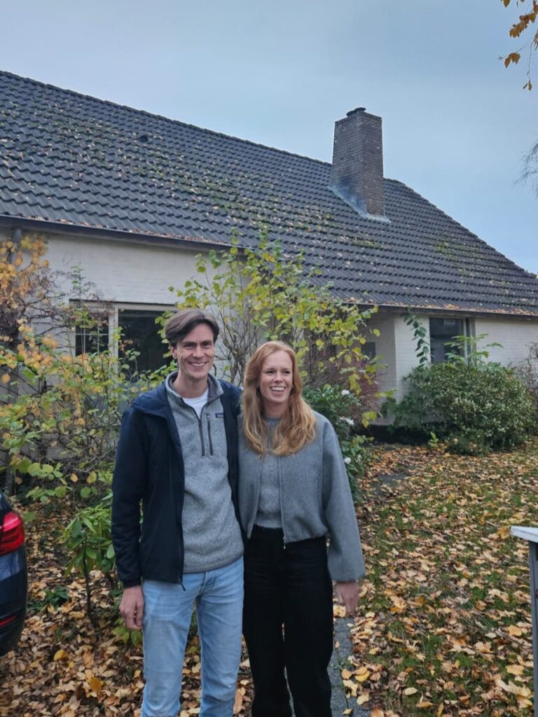 Bewoners-Fleur-Robert-bij-hun-woning-1