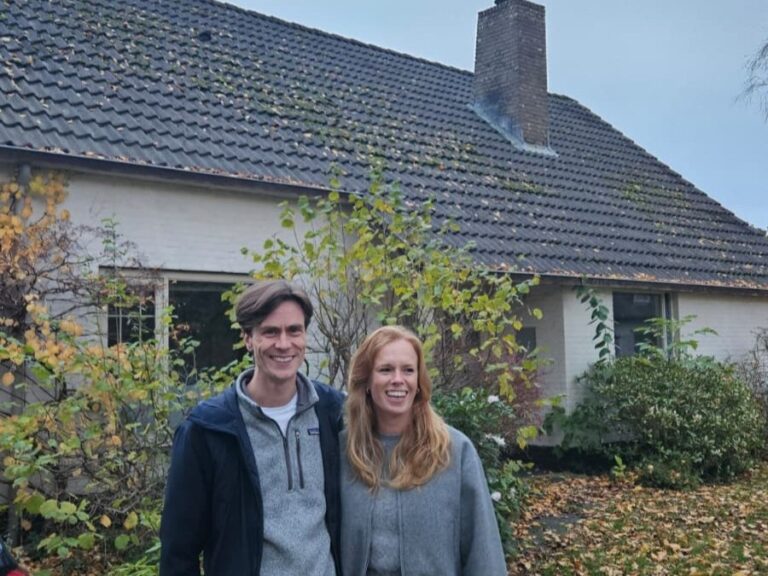 Bewoners-Fleur-Robert-bij-hun-woning-3