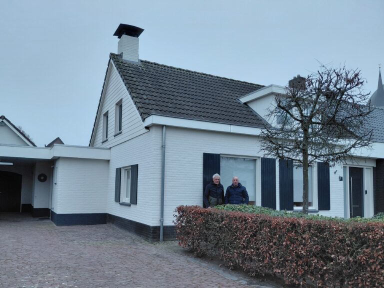 Bewoner-Toon-met-energiecoach-Toon-bij-woning
