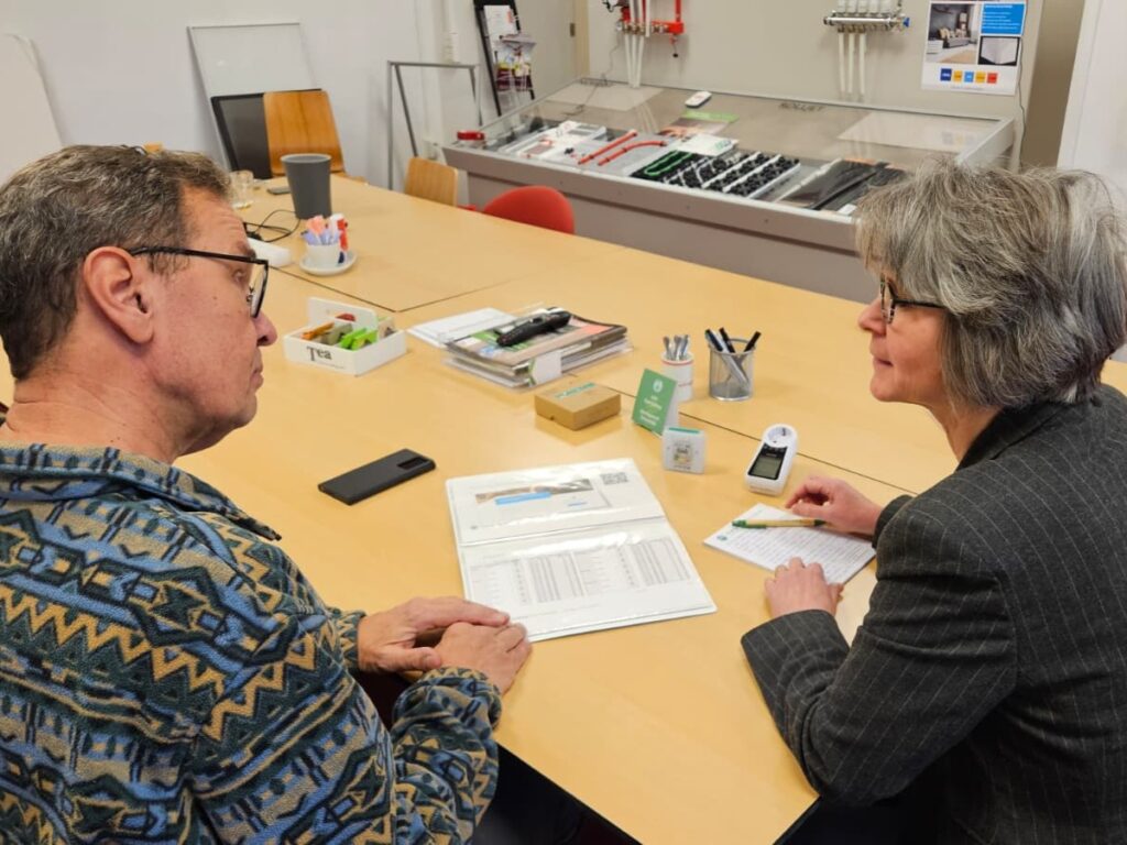 Energiecoach-Johan-met-bewoner-in-gesprek
