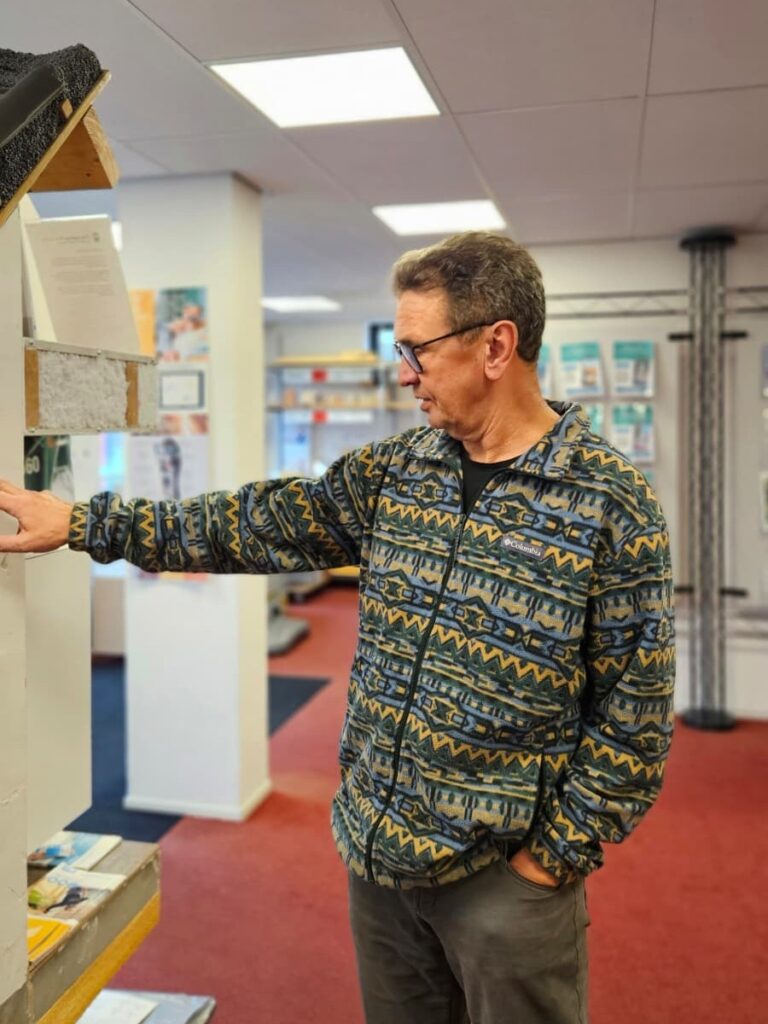 Energiecoach-Johan-toont-isolatiemateriaal