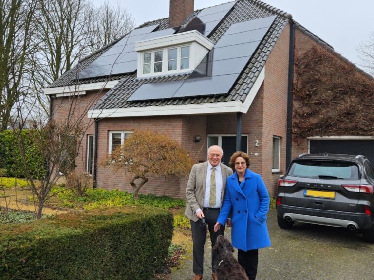 Ad-en-Liliane-bij-hun-woning-1