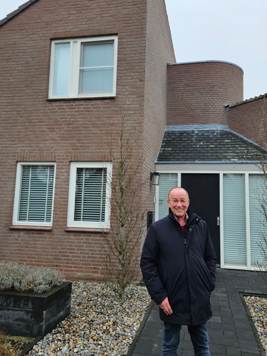 Bewoner-Frans-energiecoach-bij-woning-1
