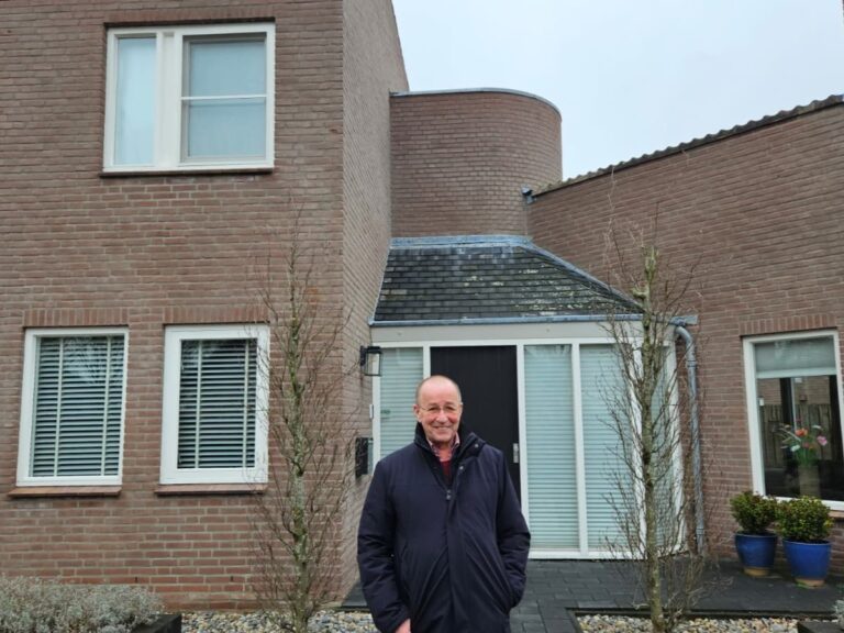 Bewoner-Frans-energiecoach-bij-woning-3
