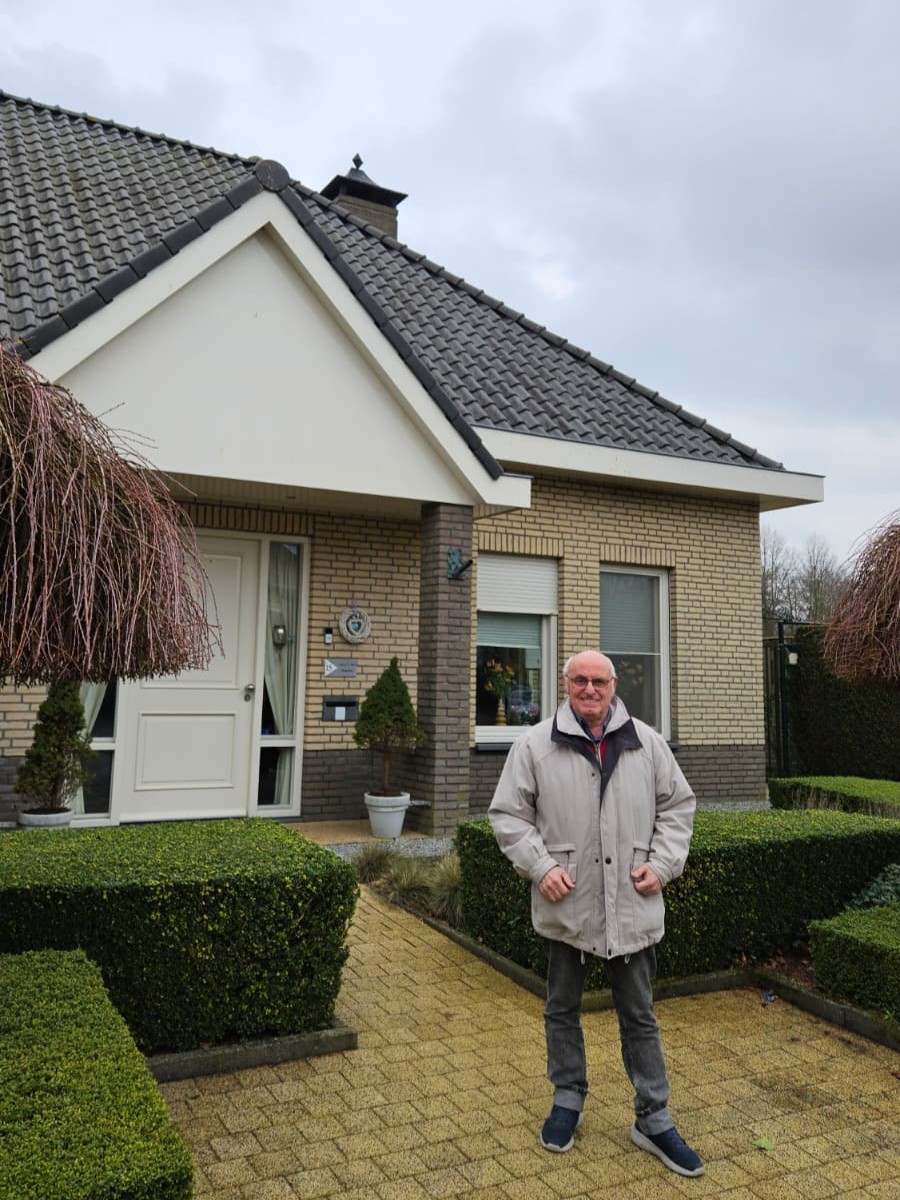 Bewoner-Wim-bij-zijn-woning-3